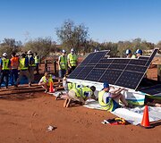 Saulės energija varomų automobilių lenktynės Australijoje