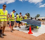 Saulės energija varomų automobilių lenktynės Australijoje