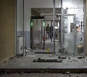 Kosove per opozicijos deputato apklausą policijoje jo &scaron;alininkai buvo tramdomi a&scaron;arinėmis dujomis