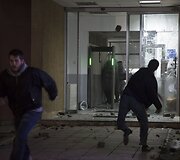 Kosove per opozicijos deputato apklausą policijoje jo &scaron;alininkai buvo tramdomi a&scaron;arinėmis dujomis
