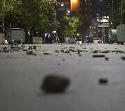 Kosove per opozicijos deputato apklausą policijoje jo &scaron;alininkai buvo tramdomi a&scaron;arinėmis dujomis