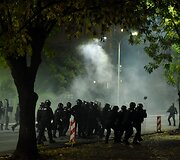 Kosove per opozicijos deputato apklausą policijoje jo &scaron;alininkai buvo tramdomi a&scaron;arinėmis dujomis