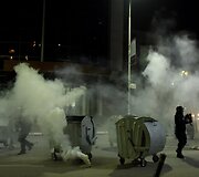 Kosove per opozicijos deputato apklausą policijoje jo &scaron;alininkai buvo tramdomi a&scaron;arinėmis dujomis