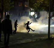 Kosove per opozicijos deputato apklausą policijoje jo &scaron;alininkai buvo tramdomi a&scaron;arinėmis dujomis