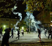 Kosove per opozicijos deputato apklausą policijoje jo &scaron;alininkai buvo tramdomi a&scaron;arinėmis dujomis