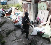 Dėl gaujų grasinimų palikę namus žmonės privertė Salvadoro kariuomenę patruliuoti gatvėse