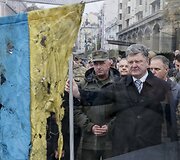 Ukrainos prezidentas prie vėliavos parvežtos i&scaron; Rytų Ukrainos