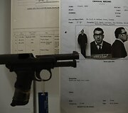 Žymaus nusikaltėlio Ronaldo Kray policijos įra&scaron;as ir ginklas, kurį jis naudojo