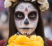 Animacinio personažo &bdquo;Catrina&ldquo; persirengėlių paradas Meksikoje