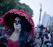 Animacinio personažo &bdquo;Catrina&ldquo; persirengėlių paradas Meksikoje