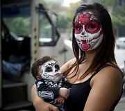 Animacinio personažo &bdquo;Catrina&ldquo; persirengėlių paradas Meksikoje