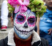 Animacinio personažo &bdquo;Catrina&ldquo; persirengėlių paradas Meksikoje