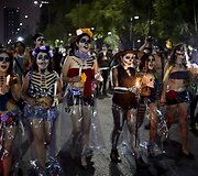Animacinio personažo &bdquo;Catrina&ldquo; persirengėlių paradas Meksikoje