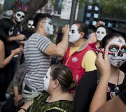 Animacinio personažo &bdquo;Catrina&ldquo; persirengėlių paradas Meksikoje