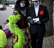 Animacinio personažo &bdquo;Catrina&ldquo; persirengėlių paradas Meksikoje