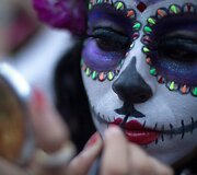 Animacinio personažo &bdquo;Catrina&ldquo; persirengėlių paradas Meksikoje