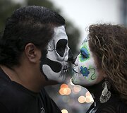 Animacinio personažo &bdquo;Catrina&ldquo; persirengėlių paradas Meksikoje