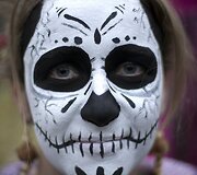 Animacinio personažo &bdquo;Catrina&ldquo; persirengėlių paradas Meksikoje