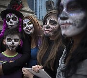 Animacinio personažo &bdquo;Catrina&ldquo; persirengėlių paradas Meksikoje
