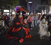 Animacinio personažo &bdquo;Catrina&ldquo; persirengėlių paradas Meksikoje