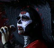 Animacinio personažo &bdquo;Catrina&ldquo; persirengėlių paradas Meksikoje