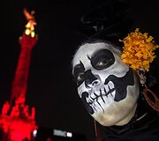Animacinio personažo &bdquo;Catrina&ldquo; persirengėlių paradas Meksikoje