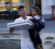 Picerijos darbuotojas atne&scaron;ė picą pabėgėliams laukiantiems prie sienos