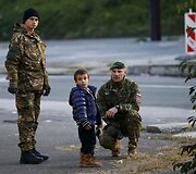 Picerijos darbuotojas atne&scaron;ė picą pabėgėliams laukiantiems prie sienos