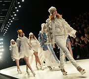 &bdquo;Mercedes-Benz&ldquo; Rusijos madų savaitės 2016 m. kolekcijų modeliai