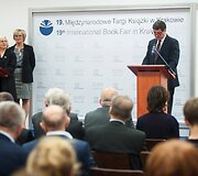 Krokuvos knygų mugės atidaryme kalba LR kultūros viceministras Romas Jarockis ir LR kultūros ata&scaron;ė Rasa Rimičkaitė