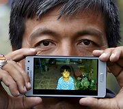 Migrantas Neemadas i&scaron; Afganistano rodo sūnaus Nuriee nuotrauką