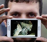 Migrantas Osmanas i&scaron; Sirijos rodo savo po sprogimo suniokotos ma&scaron;inos nuotrauką