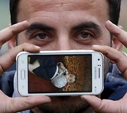 Migrantas Siradas i&scaron; Sirijos rodo sūnaus Jado nuotrauką