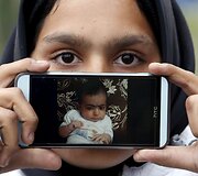 Migrantė Rubina i&scaron; Kabulo rodo sūnėno Imano nuotrauką