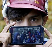 Migrantas Akramas i&scaron; Afganistano rodo savo draugų nuotrauką darytą pakeliui į Europą
