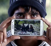Migrantas Asanas i&scaron; Irako rodo savo tėvų ir sesės nuotrauką