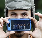 Migrantas Muhammadas i&scaron; Damasko rodo savo geriausių draugų nuotrauką