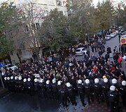 Gyventojų protestas dėl vyriausybę kritikuojančios žiniasklaidos grupės būstinės &scaron;turmo