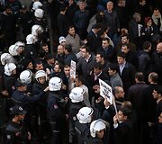 Gyventojų protestas dėl vyriausybę kritikuojančios žiniasklaidos grupės būstinės &scaron;turmo