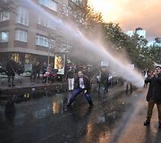 Gyventojų protestas dėl vyriausybę kritikuojančios žiniasklaidos grupės būstinės &scaron;turmo