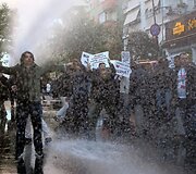 Gyventojų protestas dėl vyriausybę kritikuojančios žiniasklaidos grupės būstinės &scaron;turmo