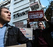 Gyventojų protestas dėl vyriausybę kritikuojančios žiniasklaidos grupės būstinės &scaron;turmo