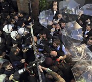 Gyventojų protestas dėl vyriausybę kritikuojančios žiniasklaidos grupės būstinės &scaron;turmo