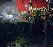 Gyventojų protestas dėl vyriausybę kritikuojančios žiniasklaidos grupės būstinės &scaron;turmo