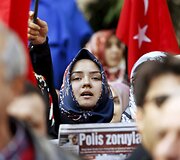 Gyventojų protestas dėl vyriausybę kritikuojančios žiniasklaidos grupės būstinės &scaron;turmo