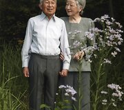 Japonijos imperatorius su žmona vaik&scaron;tinėja Tokijo parke