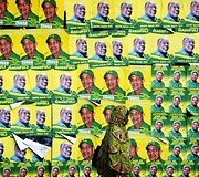 Moteris Tanzanijoje eina pro rinkiminius plakatus