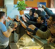 Migrantai Austrijoje mėgina nusipirkti maisto
