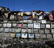 Ant mirusiųjų kapų gyvenantys filipiniečiai
