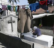 Ant mirusiųjų kapų gyvenantys filipiniečiai